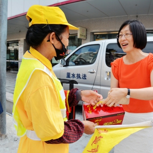 里水镇党委高温送爱心 为3000城市管理者赠清凉饮料