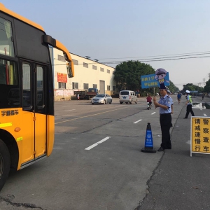 开学日！黄岐交警为学子保驾护航