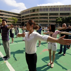 身穿黄马甲、手持指挥捧 “警家校”护畅迎新成员