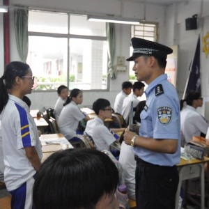 “法制副校长”易家庆——黄岐中学学子心中的“男神”