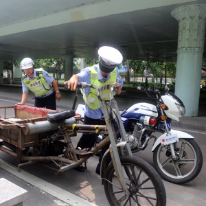 禅城交警严查三轮车 规范道路交通秩序