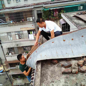 “卡努”来了，城管变身“蜘蛛侠”拆除旧铁皮