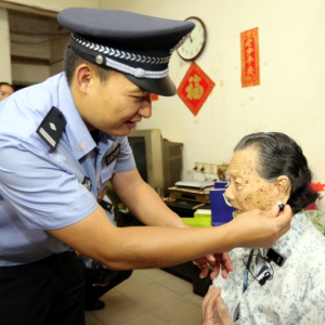 戴上爱心助听器 听障老人们脸上笑开了花