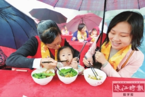 南海观音文化节，千余市民冒雨登山祈福品斋