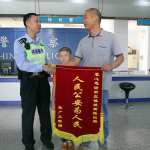 暖心!少年鱼骨卡喉 民警警车开路护送就医