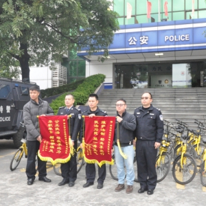 上锁私占共享单车将被拘留 民警助力“小黄车”回家