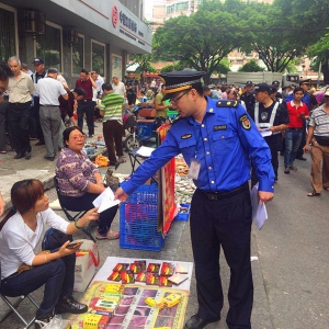 严查！祖庙城管取缔人流密集路段乱摆卖行为