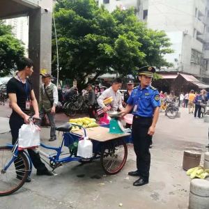 祖庙城管便衣执法，整治普君市场乱摆卖现象