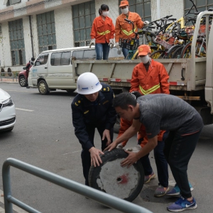 清明将至，禅城城管整治市容的同时为市民提供安全保障