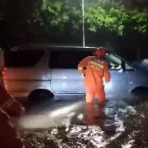 暴雨袭击致多人被困，佛山消防出动救援！