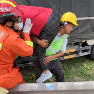 佛山一货车撞上牌坊，热心洒水车大哥与消防救援人员合力救助被困司机