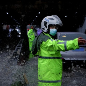 风雨在路上，行车请注意安全→